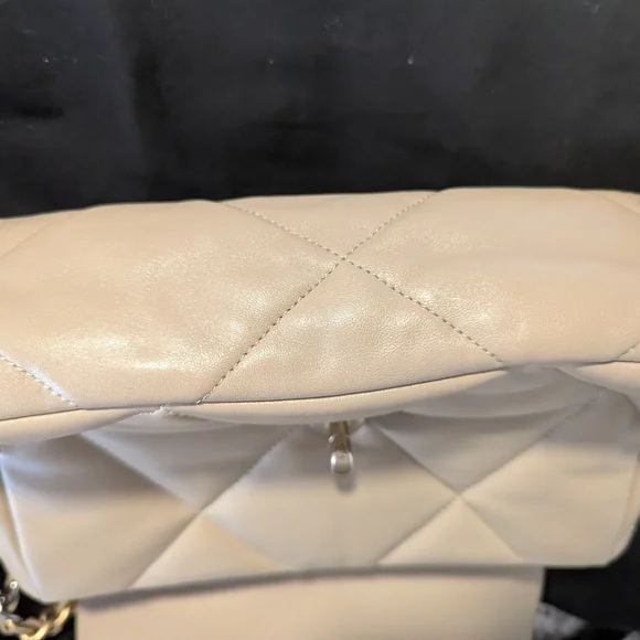 Chanel 19 Light Beige Quilted Shoulder Bag - Picture 7 of 12